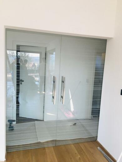 Celoskleněné posuvné dveře