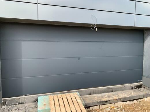 Sekční vrata RenoMatic 2021 L-drážka Planar Matt Deluxe 7016 ant