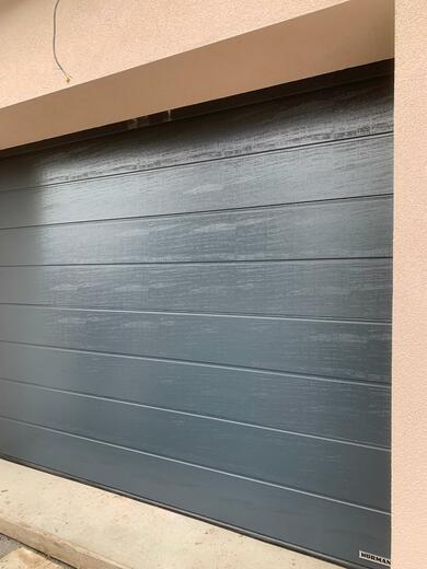 Sekční vrata RenoMatic 2022 M-drážka Woodgrain RAL 7016 antracit