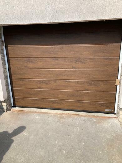 Sekční vrata RenoMatic M-drážka tmavý dub/ořech