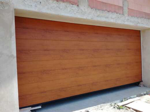 Sekční vrata RenoMatic M-drážka zlatý dub