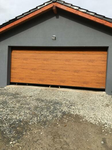 Sekční vrata RenoMatic M-drážka zlatý dub