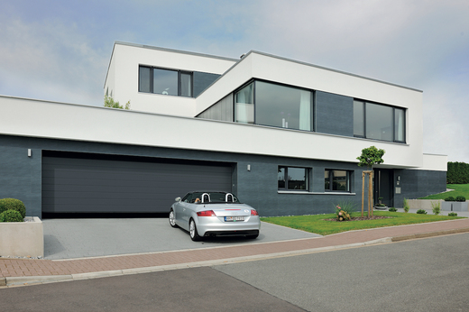 Sekční vrata Hörmann drážka L antracit RAL 7016.jpg